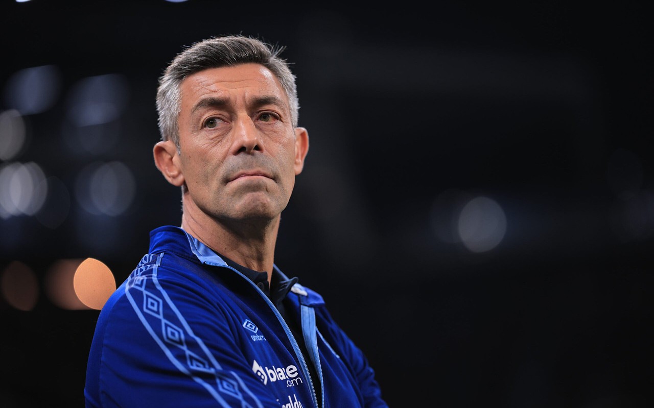Pedro Caixinha durante a derrota do Santos para o Corinthians (Foto: Ettore Chiereguini/AGIF)