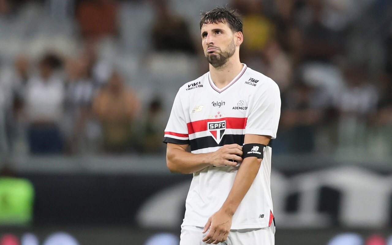 Calleri sofreu lesão no primeiro tempo contra o Botafogo (Foto: Gilson Lobo/AGIF)