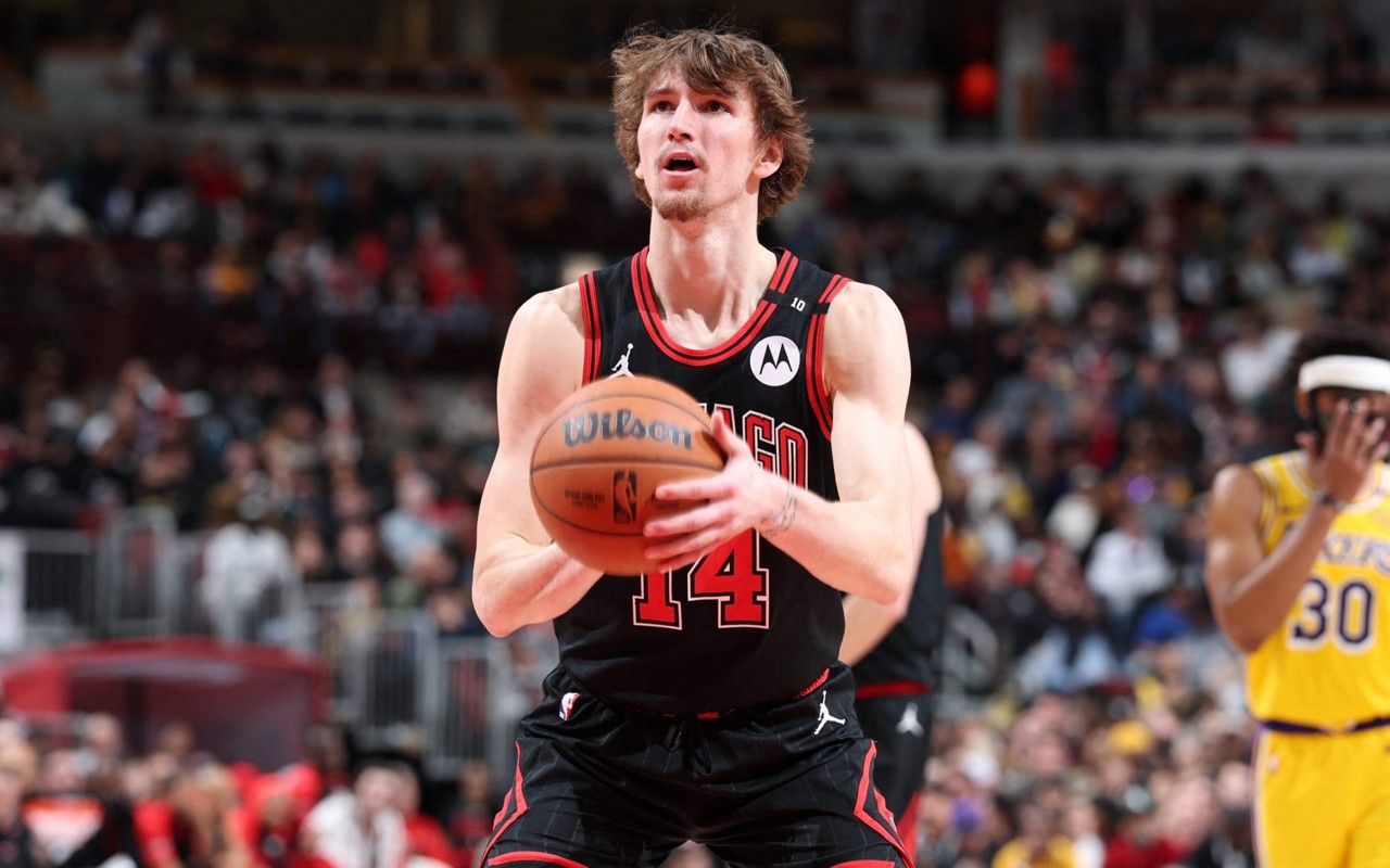 Matas Buzelis, do Chigado Bulls, em ação contra o Los Angeles Lakers (Foto: Jeff Haynes/NBAE via Getty Images/AFP)