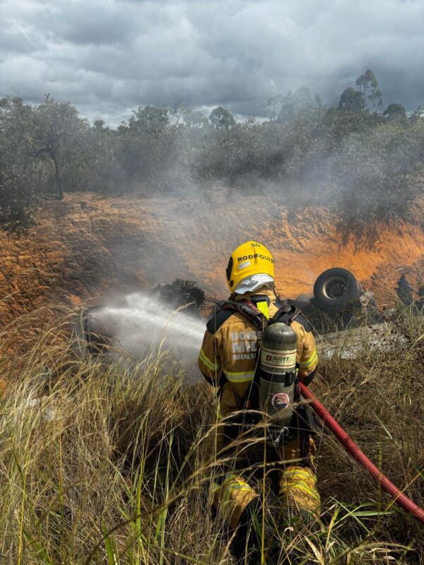 Caminhão carregado com feijão e cevada tomba e pega fogo na BR-251, em Salinas