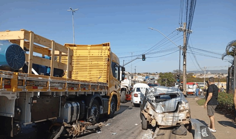 Caminhão desgovernado causa engavetamento com uma morte e cinco feridos em Montes Claros