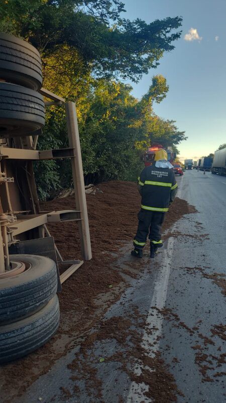 Caminhão tomba e carga de algodão fica espalhada às margens da BR-251, próximo a Francisco Sá
