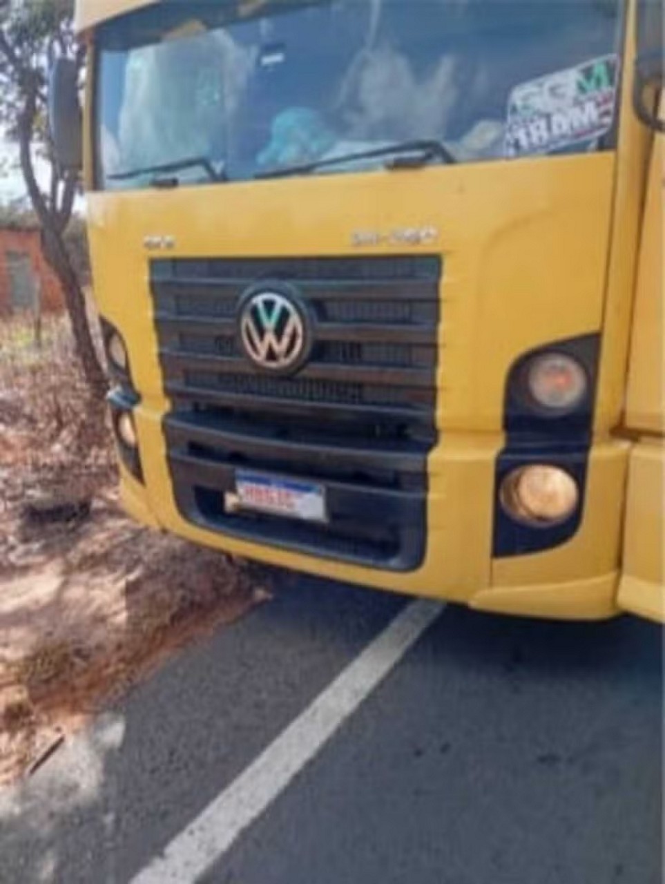 Caminhoneiro é detido com placas cobertas na MGC-135, em Mirabela
