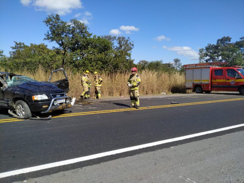 Caminhonete capota e deixa um morto e dois feridos na BR-365, próximo ao Canto do Engenho