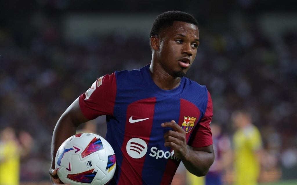 Ansu Fati pode deixar o Barcelona. (Foto: LLUIS GENE / AFP)