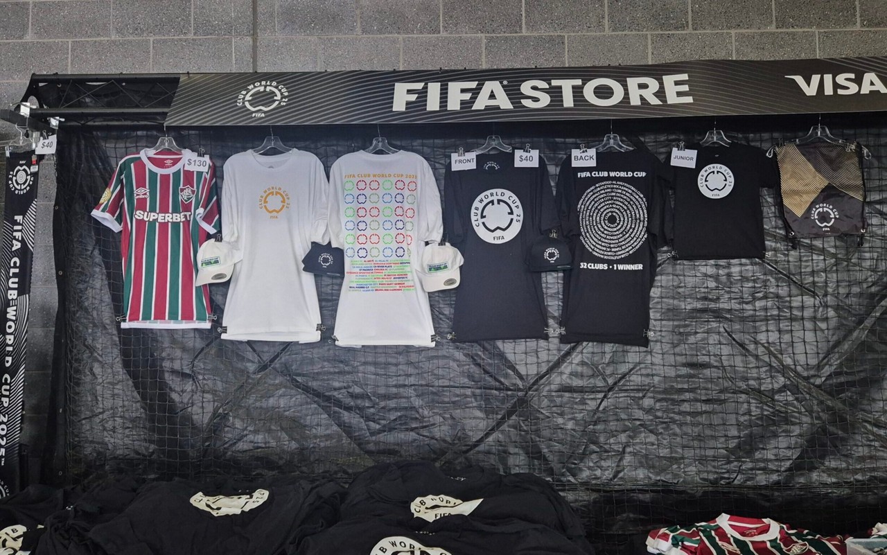 Camisa do Fluminense à venda na loja da Fifa dentro do estádio (Foto: Sharon Prais/Lance!)