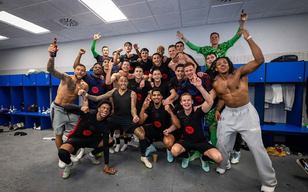 Elenco do Barcelona comemora título de La Liga (Foto: Reprodução)