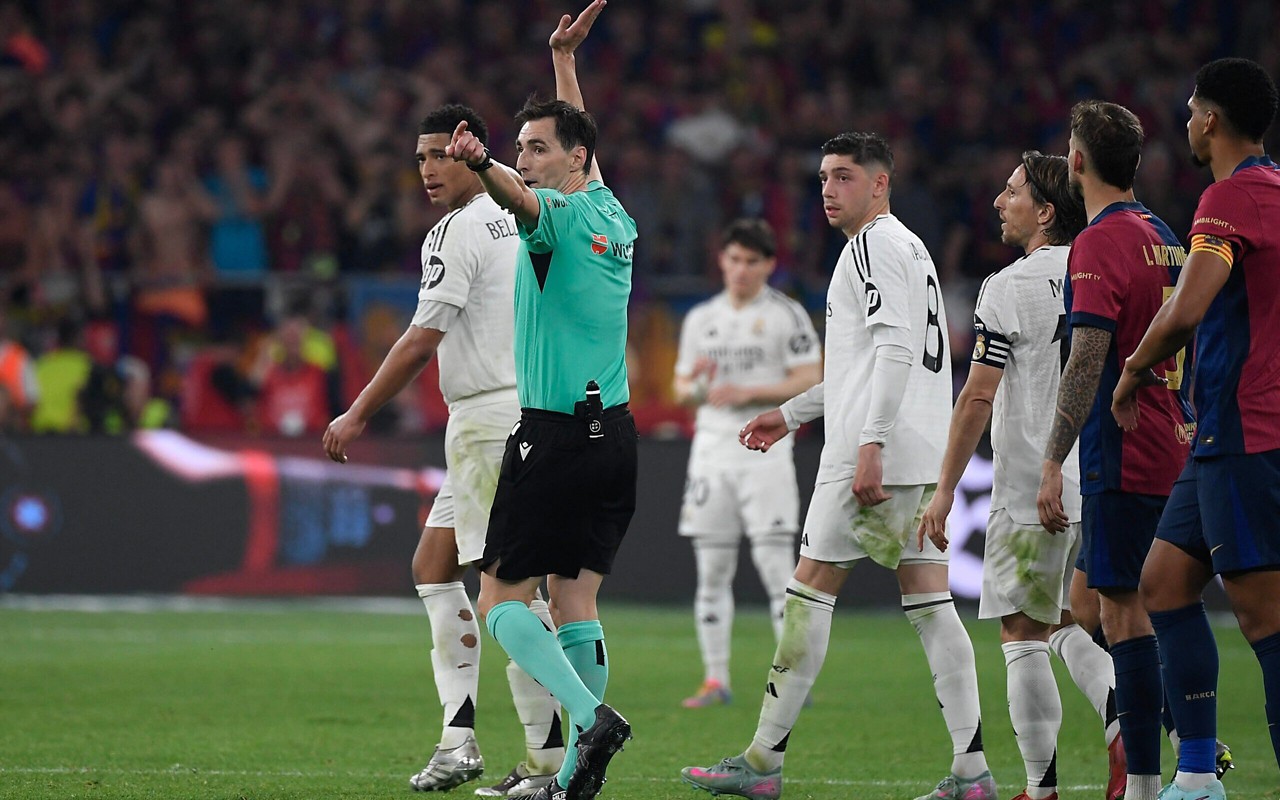 Ricardo de Burgos Bengoetxea anula pênalti para o Barcelona diante do Real Madrid, na final da Copa do Rei (Foto: Josep Lago / AFP)