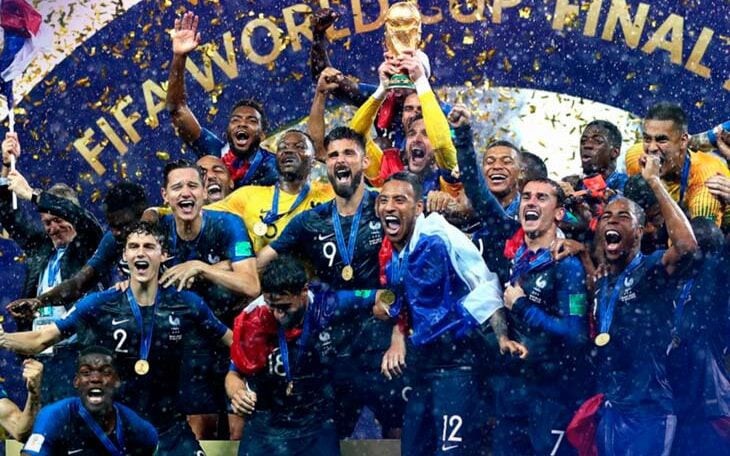 Seleção da França ergue a taça da Copa do Mundo em 2018 (Foto: Reprodução/Twitter)