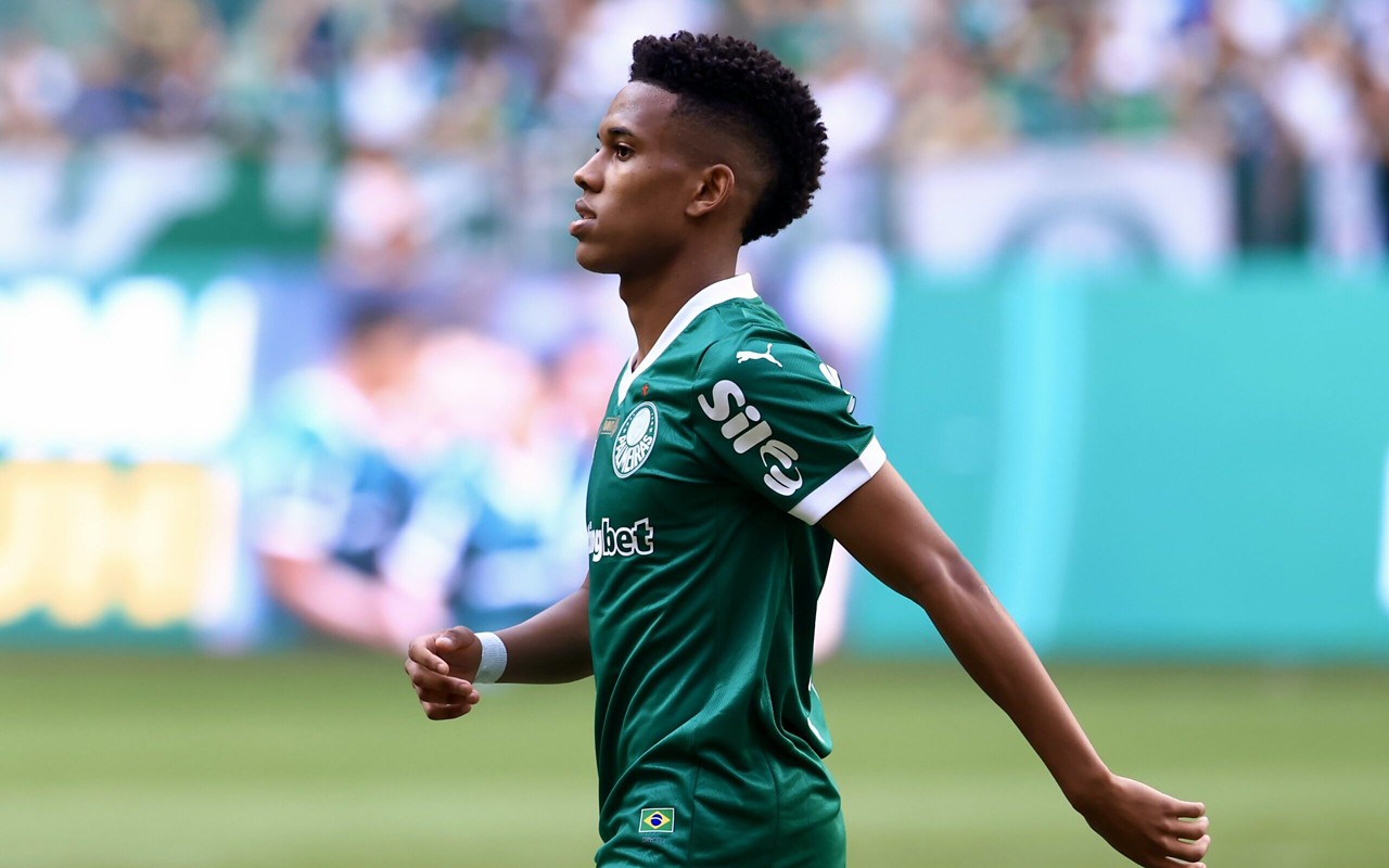 Estêvão em atividade pelo Palmeiras (Foto: Marcello Zambrana/AGIF)
