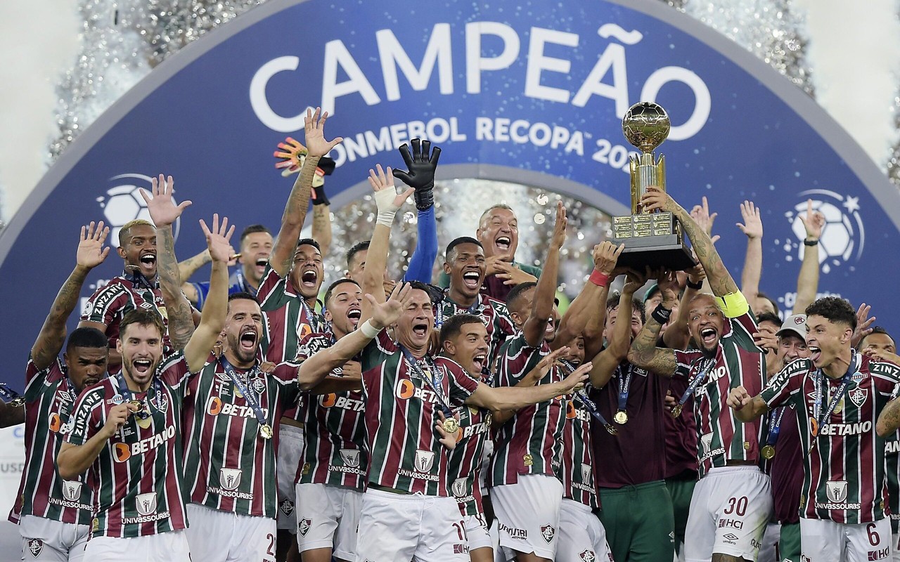 Jogadores do Fluminense comemoram o título da Recopa Sul-Americana de 2024 após a vitória sobre a LDU Quito. (Alexandre Loureiro/AGIF)