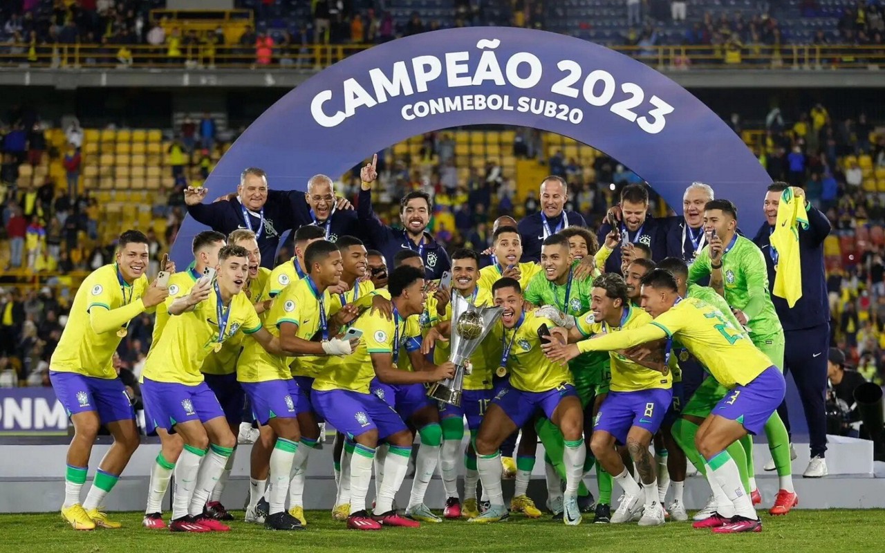 Brasil comemora o título do Sul-Americano Sub-20 de 2023, sua 12ª conquista histórica. (Foto: CBF)
