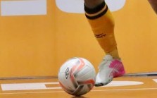Abertura de jogo da rodada do Campeonato Brasileiro de Futsal 2025, com clubes tradicionais e emergentes em quadra pela fase de grupos.