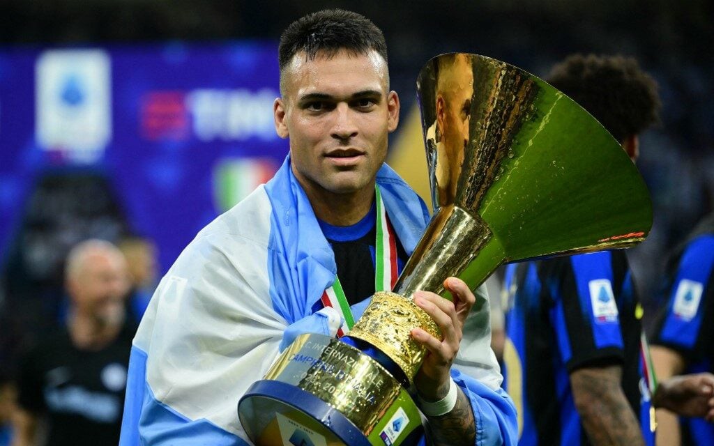 Lautaro Martínez com o troféu do Campeonato Italiano (Foto: MARCO BERTORELLO / AFP)