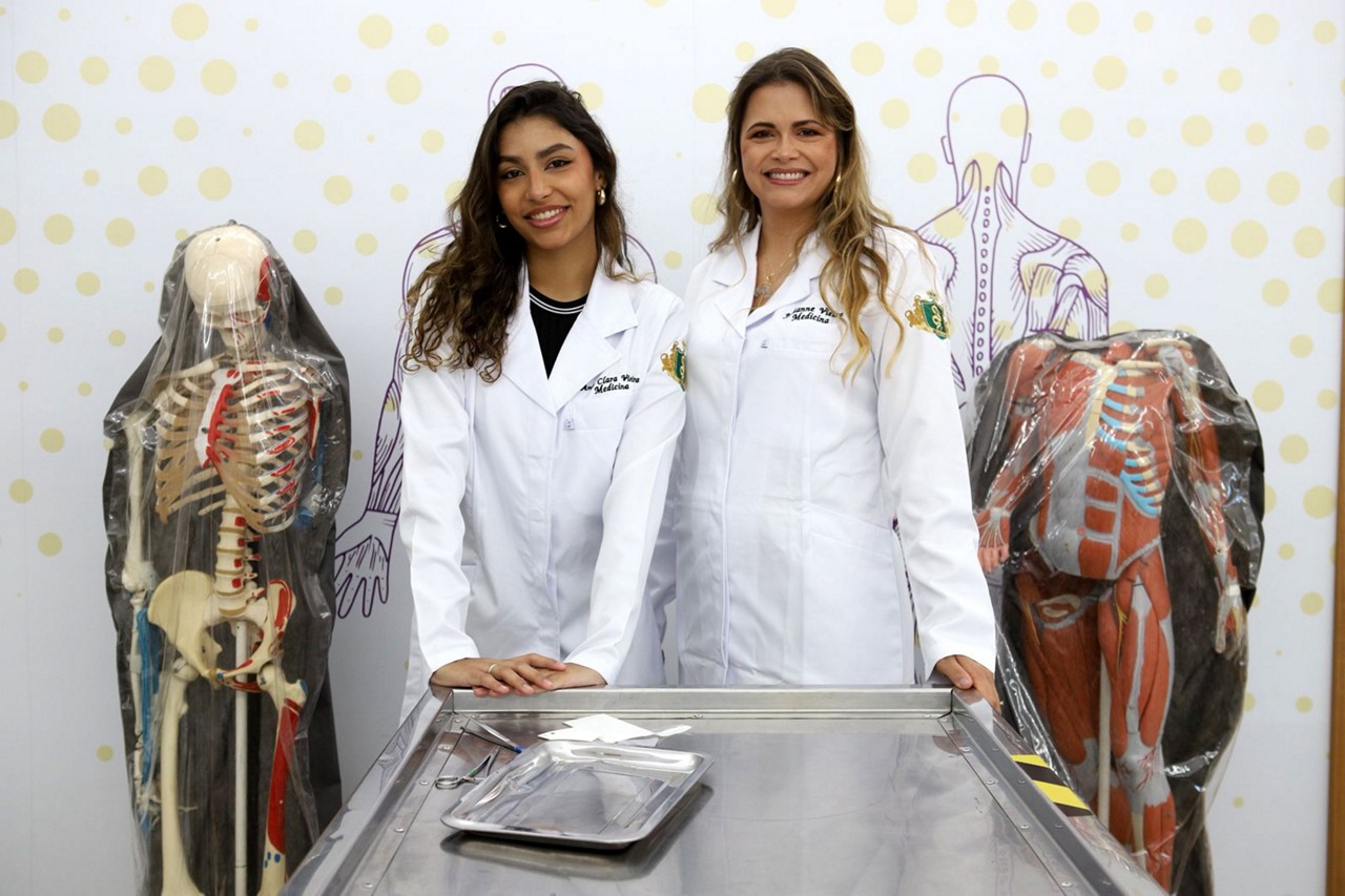 Julianne Vieira e a filha Ana Clara Vieira estudam medicina juntas 