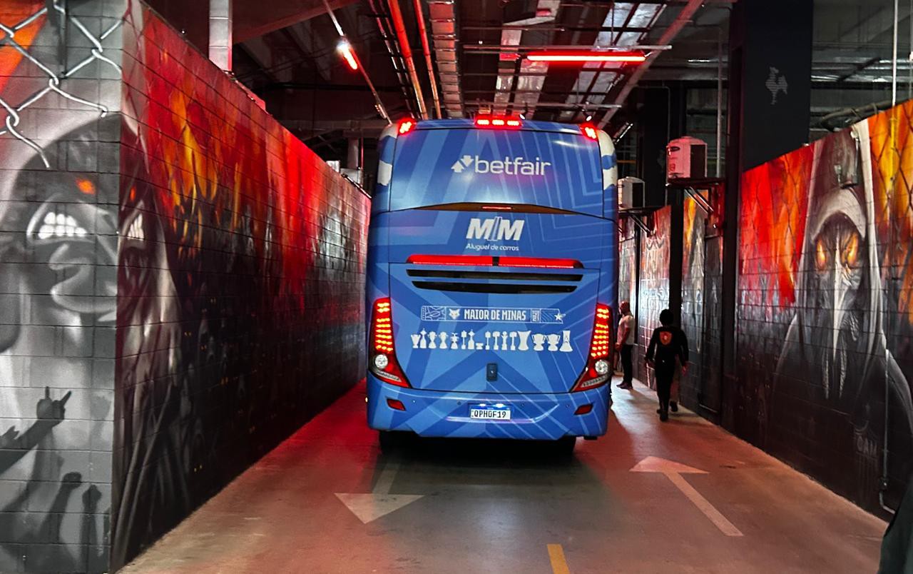 Ônibus do Cruzeiro chega à Arena MRV escoltado pela Polícia Militar