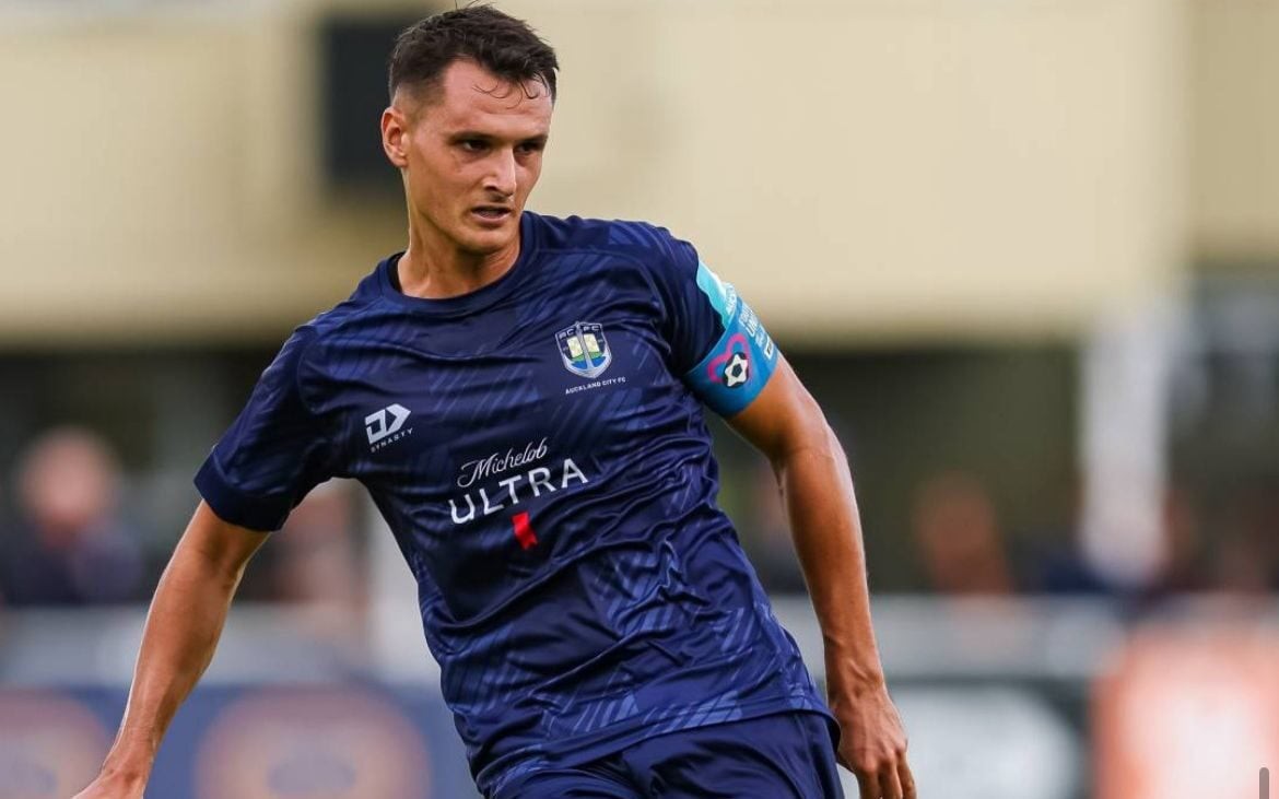 Adam Mitchell em campo pelo Auckland City (Foto: Reprodução/Instagram/officialaucklandcityfc)