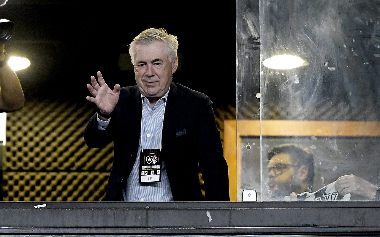 Carlo Ancelotti nas tribunas do Nilton Santos para acompanhar Botafogo x Universidad de Chile (Foto: Alexandre Loureiro/AGIF)