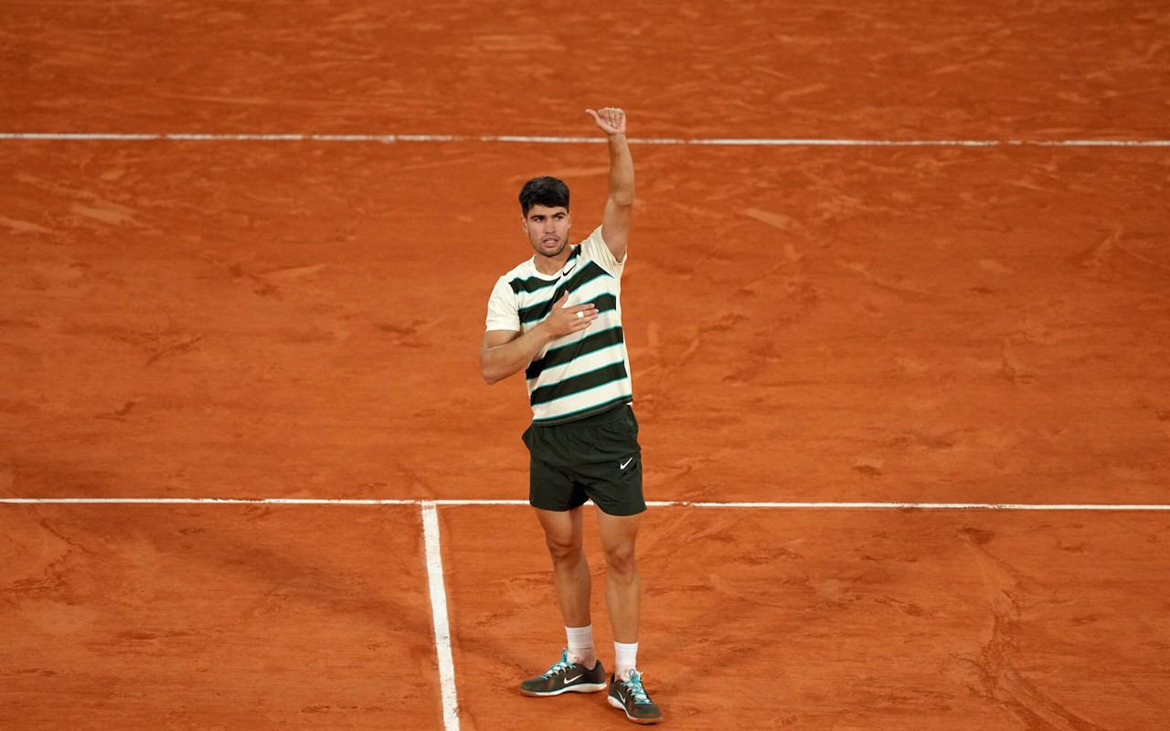 Carlos Alcaraz comemora vitória sobre Tommy Paul em Roland Garros (foto: Dimitar DILKOFF / AFP)