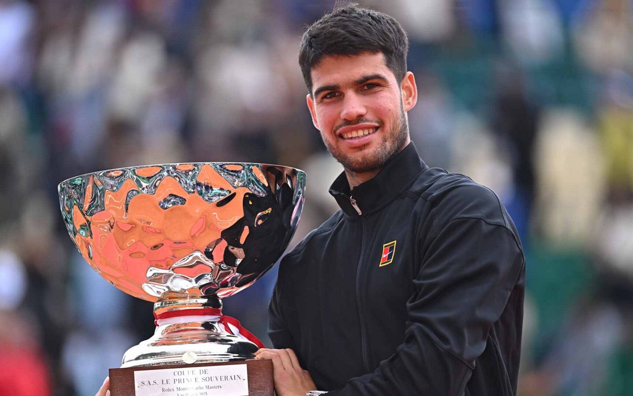 Carlos Alcaraz recebe premiação em Monte Carlo. (Foto: Corinne Dubreuil/ATP Tour)