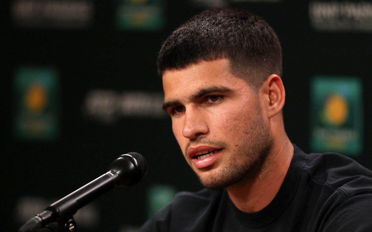 Carlos Alcaraz em entrevista coletiva em Indian Wells (Foto: MATTHEW STOCKMAN / AFP)