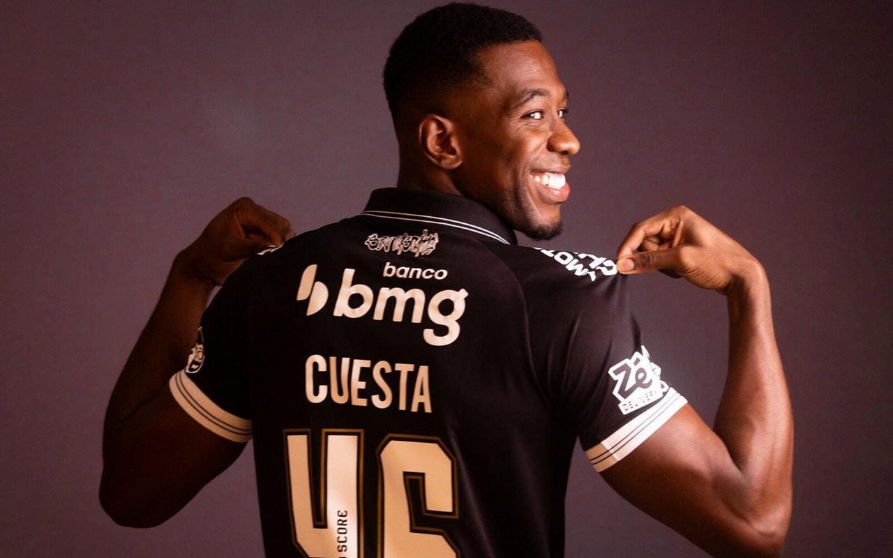 Carlos Cuesta posa com camisa do Vasco (Foto: Dikran Sahagian / Vasco da Gama)vasco
