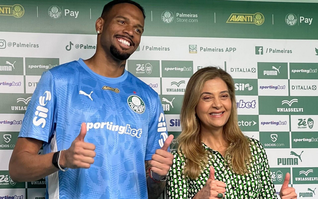 Carlos Miguel, goleiro do Palmeiras, ao lado da presidente Leila Pereira, na Academia de Futebol (Foto: Rafaela Cardoso / Lance!)