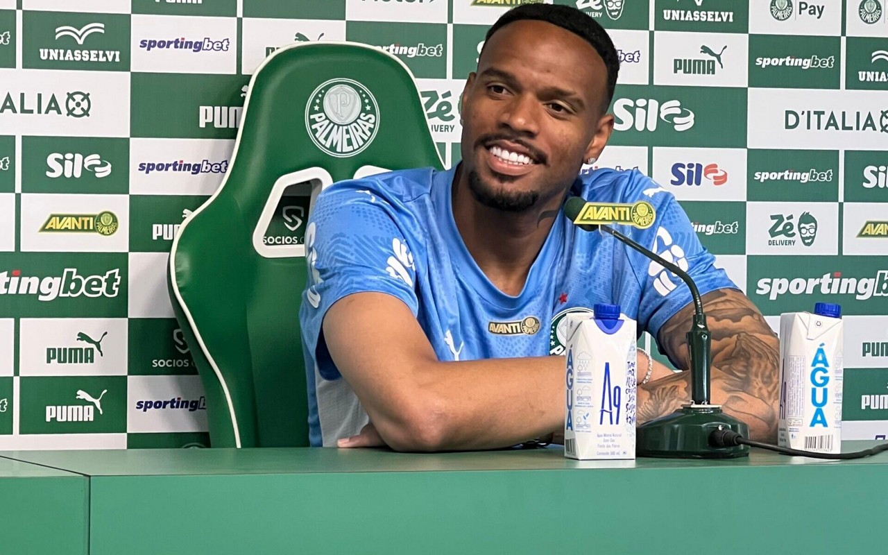 Carlos Miguel, goleiro do Palmeiras, é apresentado na Academia de Futebol (Foto: Rafaela Cardoso / Lance!)