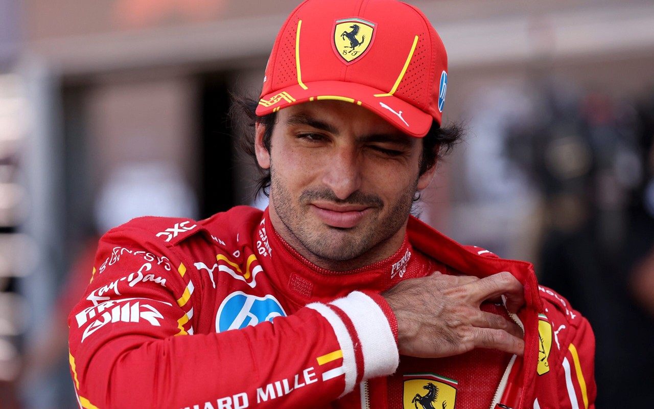 Carlos Sainz Jr. durante sua passagem pela Ferrari, onde conquistou vitórias históricas. (Foto: CLAUDIA GRECO / POOL / AFP)