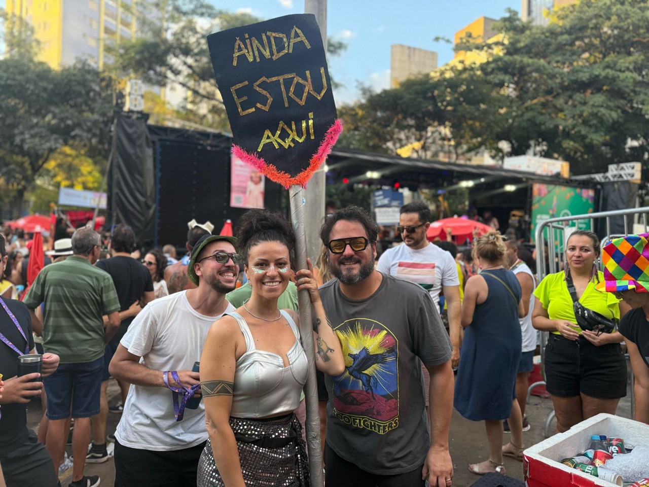 A designer de produtos e aderecista Ana Cecília Silveira, de 36 anos, com sua fantasia no Carnaval de BH 2025