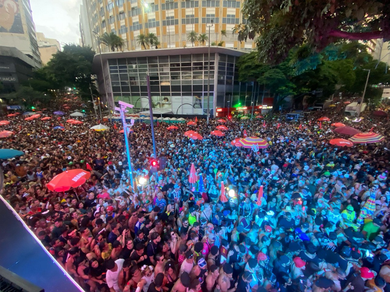 Multidão conferiu o show de Alok no Carnaval de BH