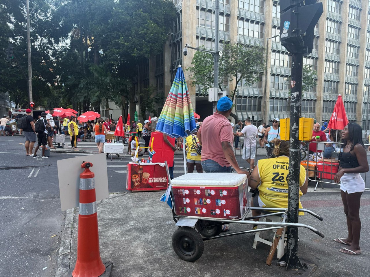 As autoras da ação sustentam que não havia, no edital de convocação para os vendedores ambulantes, imposição do tipo de bebida a ser comercializada