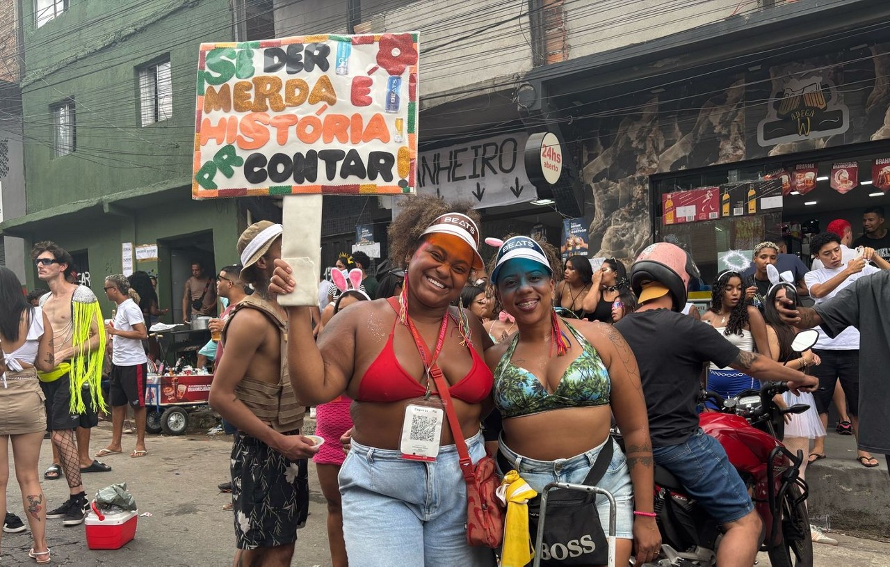 Emmanuelly Kariny e Tamara Brandão criaram placas com mensagens divertidas para atrair compradores na folia de BH