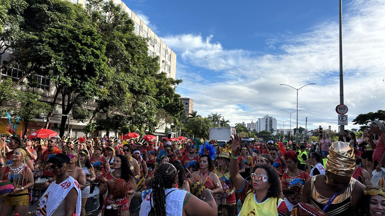Sábado de Carnaval começou animado na praça da Estação