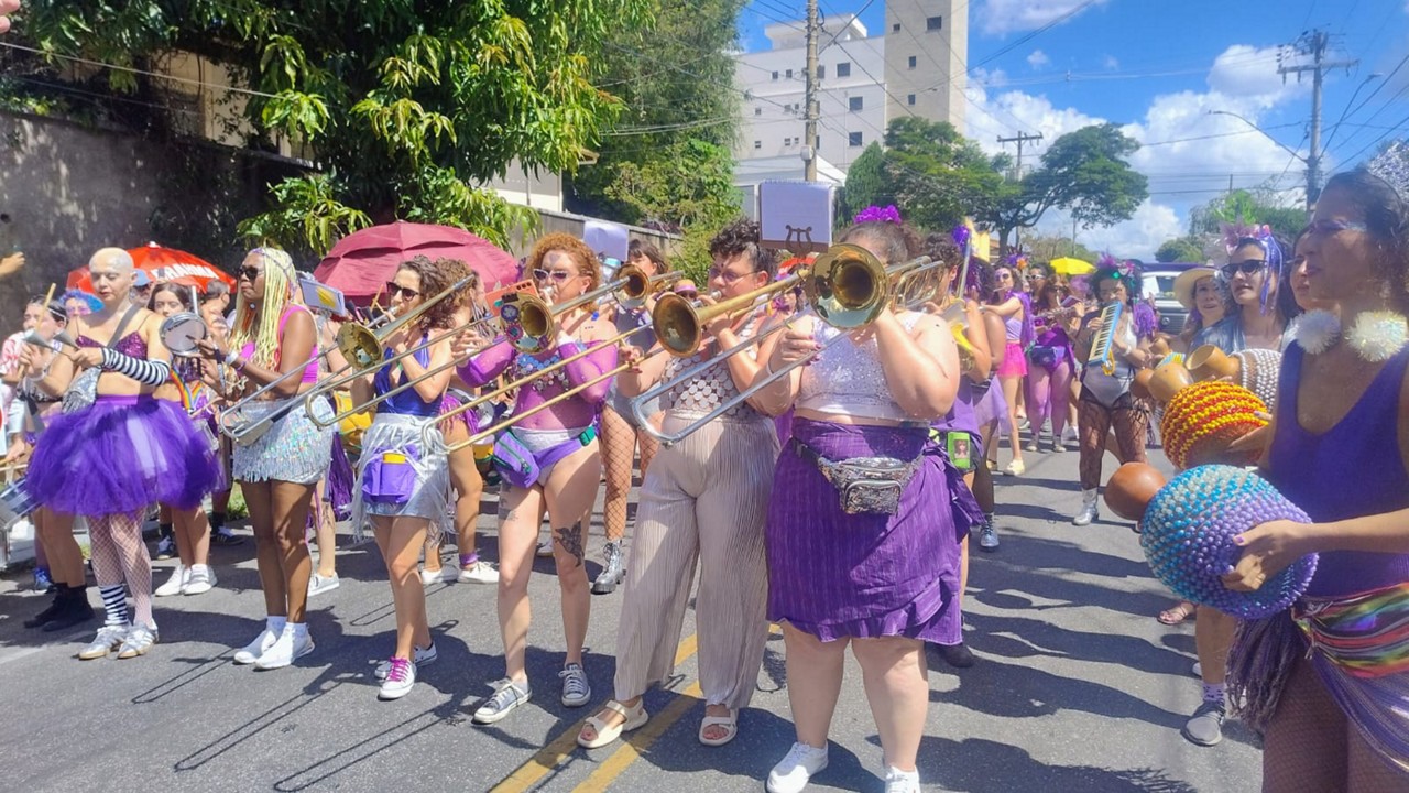 Composto apenas por mulheres, bloco Sagrada Profana desfila no Santa Inês, em BH
