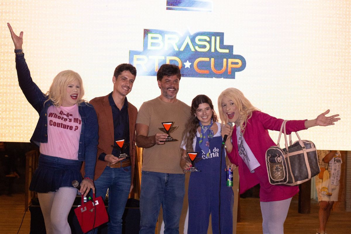 Representantes das bebidas vencedoras da categoria geral do Brasil RTD Cup ao lado da dupla As Branquelas, que apresentou o prêmio