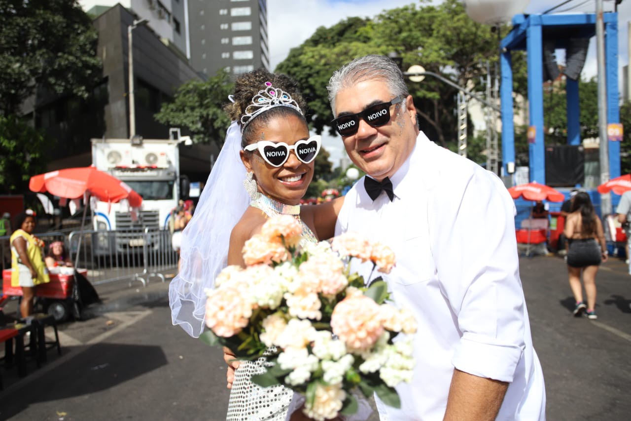 A fotógrafa Ana Rodrigues, de 46 anos, e o analista de sistemas Romer Lucas, de 54, vão se casar no dia 14 de março