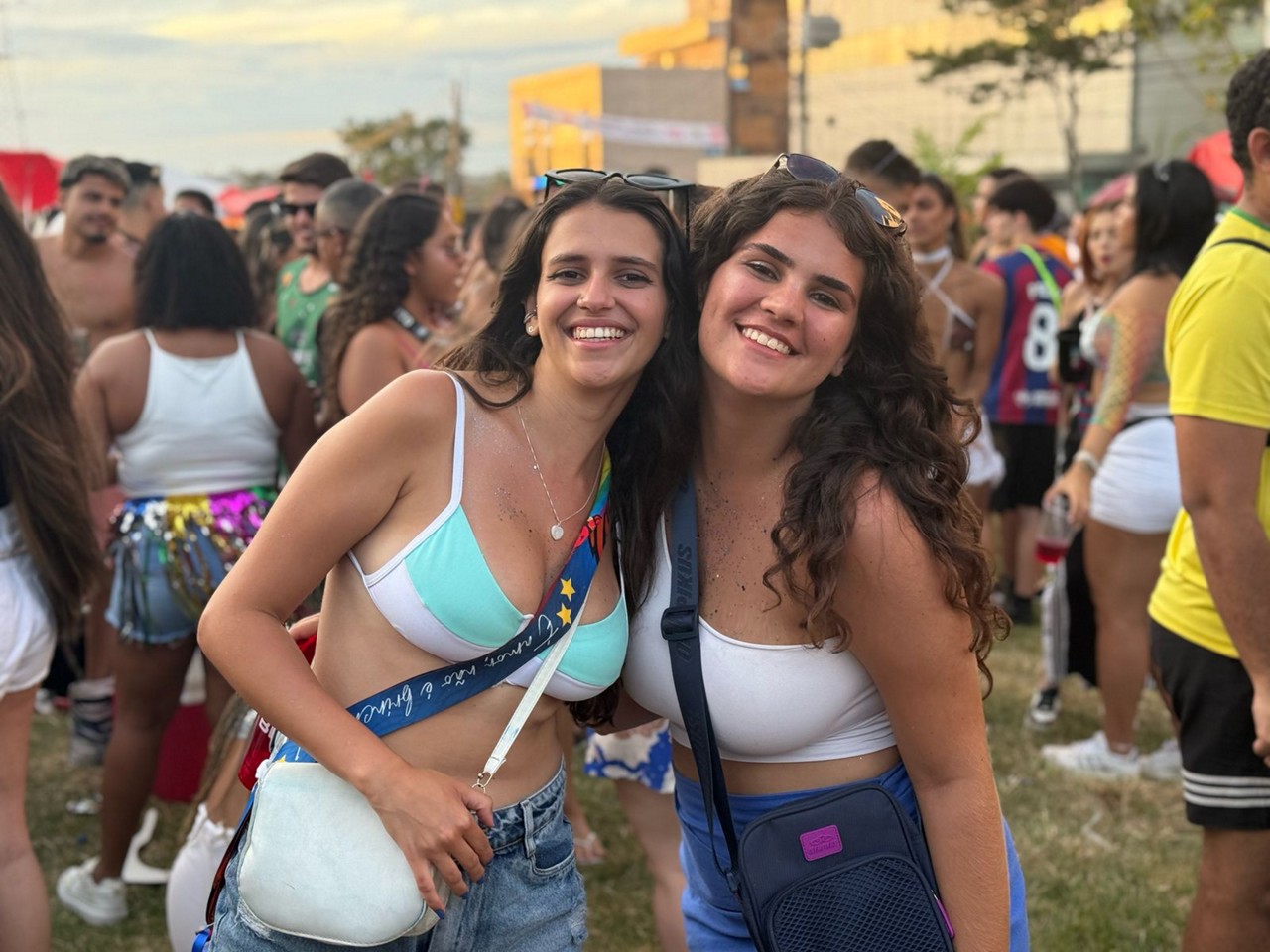Larissa Ribeiro, de 22 anos, ao lado da amiga Nicole Martins, de 18