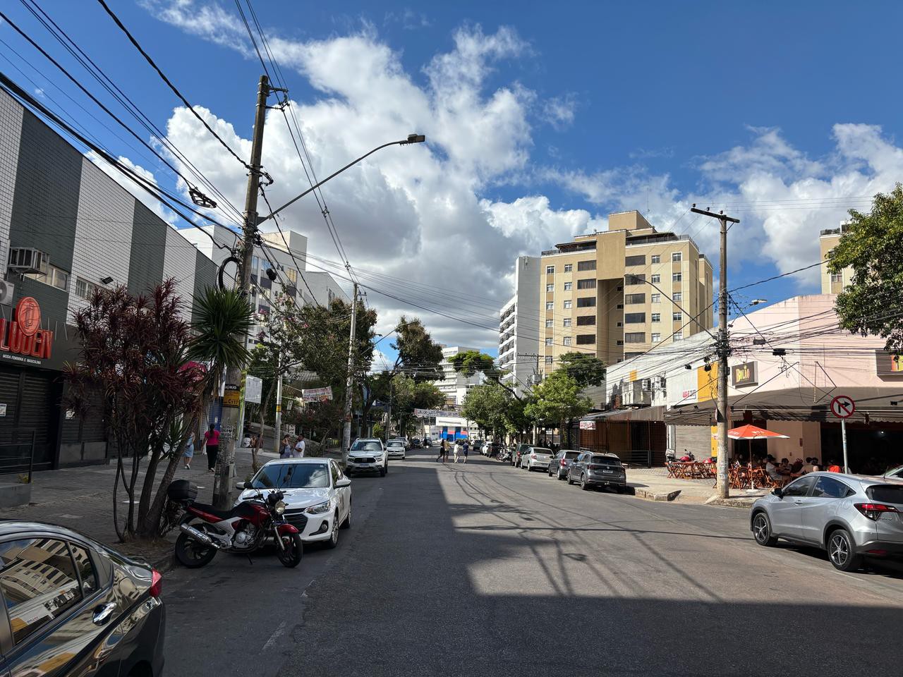 Avenida Alberto Cintra é conhecida por oferecer uma gama de bares, restaurantes e outros tipos de estabelecimentos