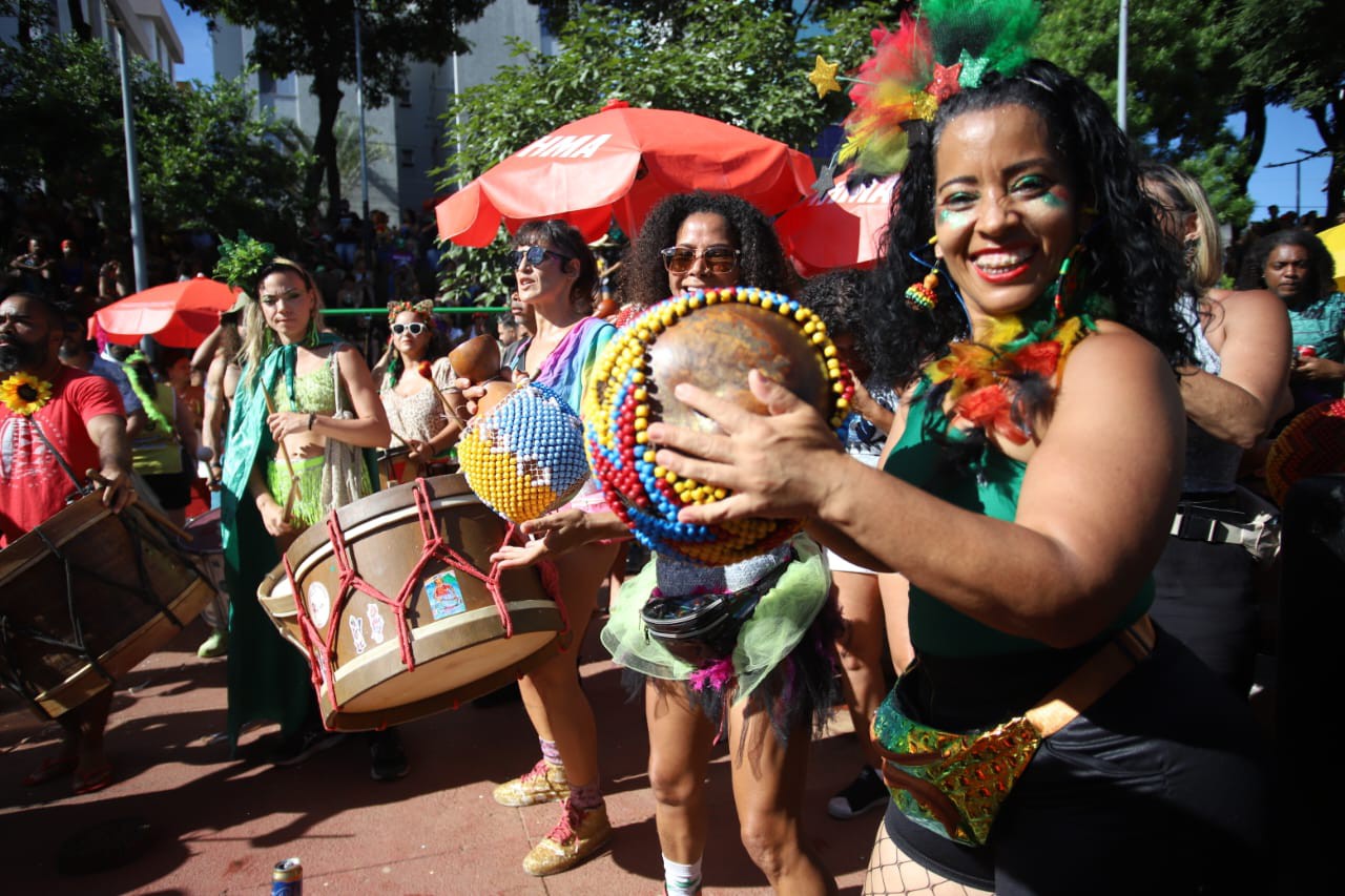 O cortejo reúne foliões de todas as idades, em uma mistura de música brasileira e jamaicana, com banda e percussão