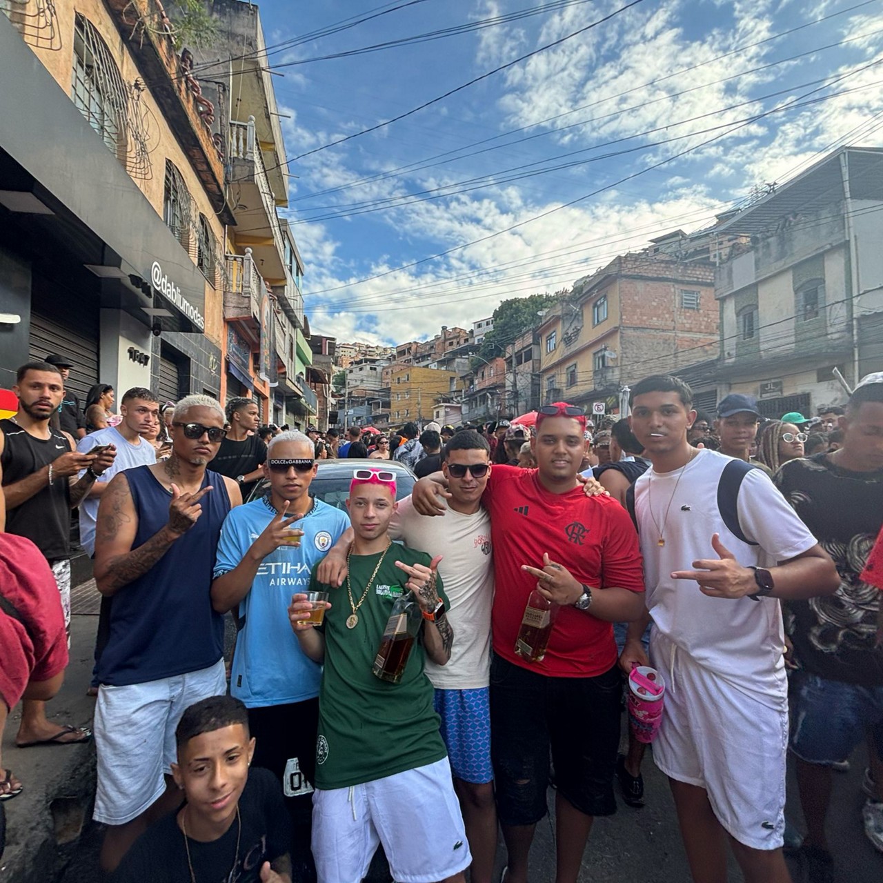 Os amigos têm entre 19 e 21 anos e relataram que gostam de inovar na cor toda semana