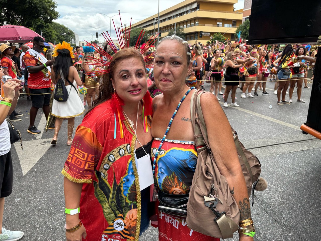 Com lágrimas nos olhos, as produtoras do Bloco do Faraó, Aline Morais e Carla Maciel