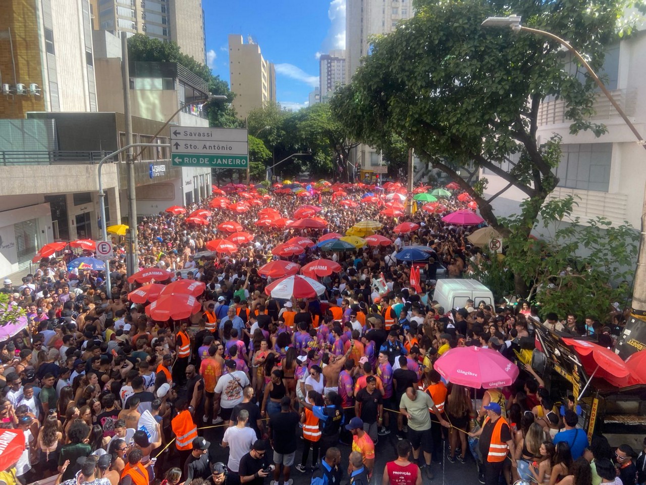 Ambulantes se inserem na multidão de foliões