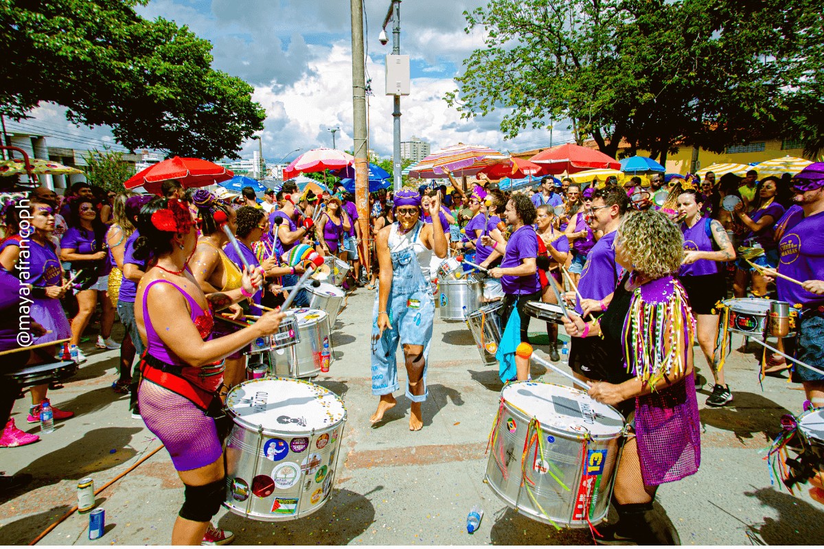 Bloco 'Cheia de Manias' celebra pagode anos 90 e protagonismo feminino
