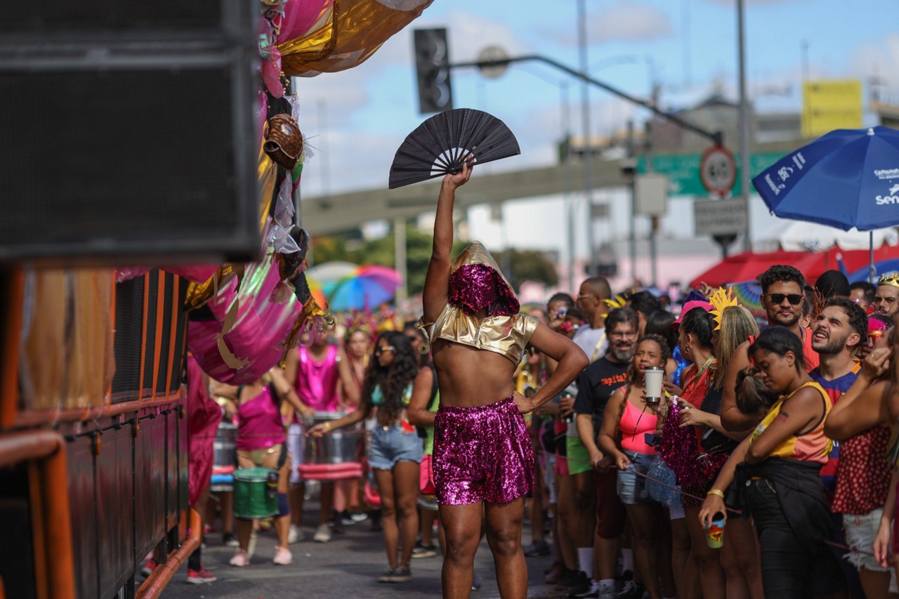 Acessórios são um dos investimentos dos foliões no Carnaval de BH que movimentam o comércio