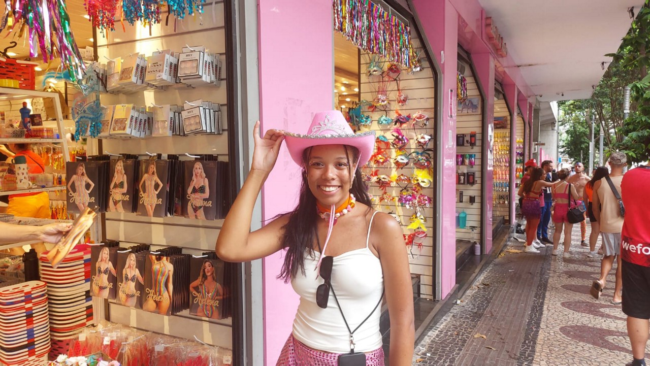 A estudante Maria Luiza viu o chapéu rosa no Pinterest e aderiu