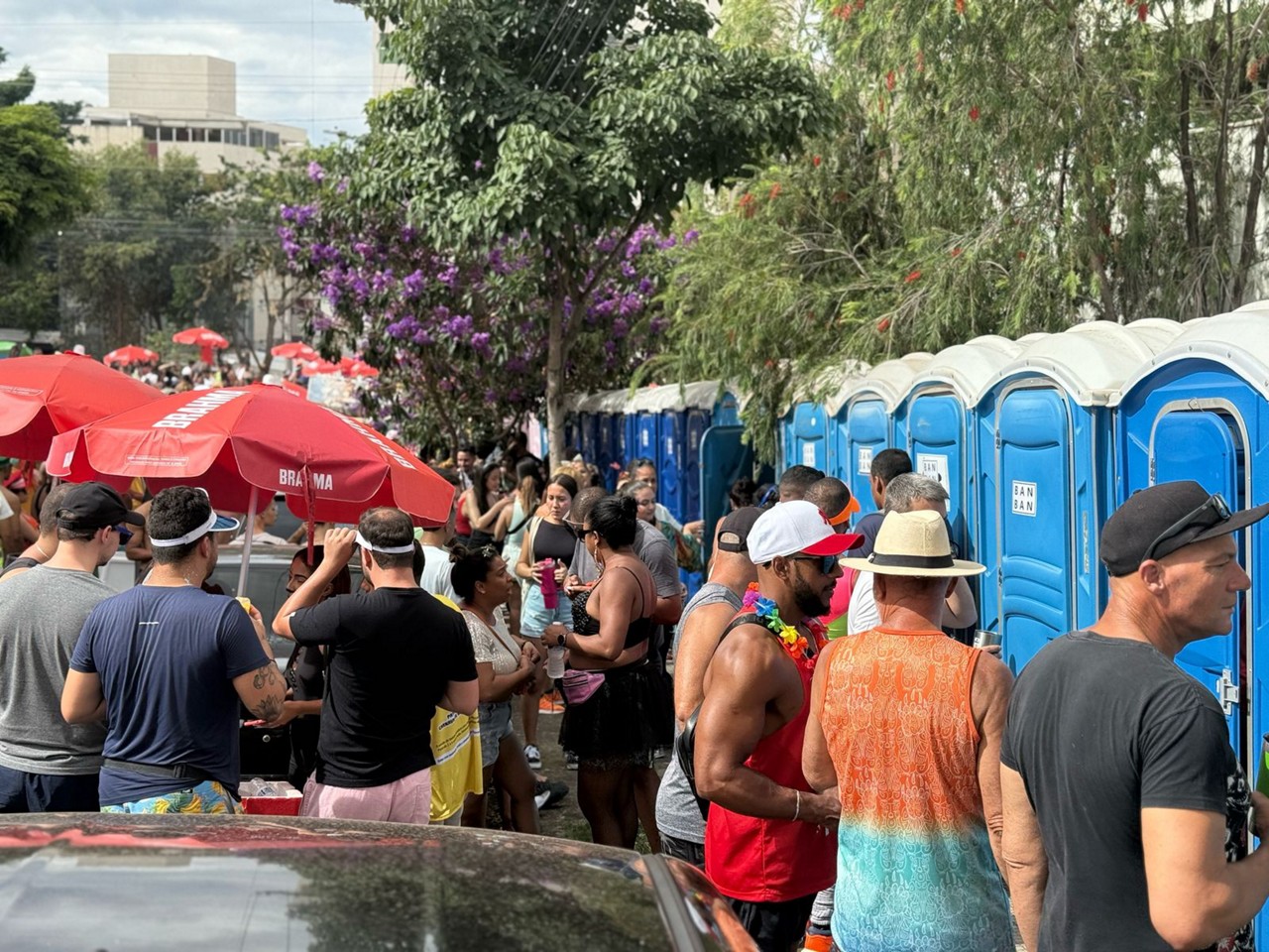 Folionas se queixam de falta de banheiros femininos 