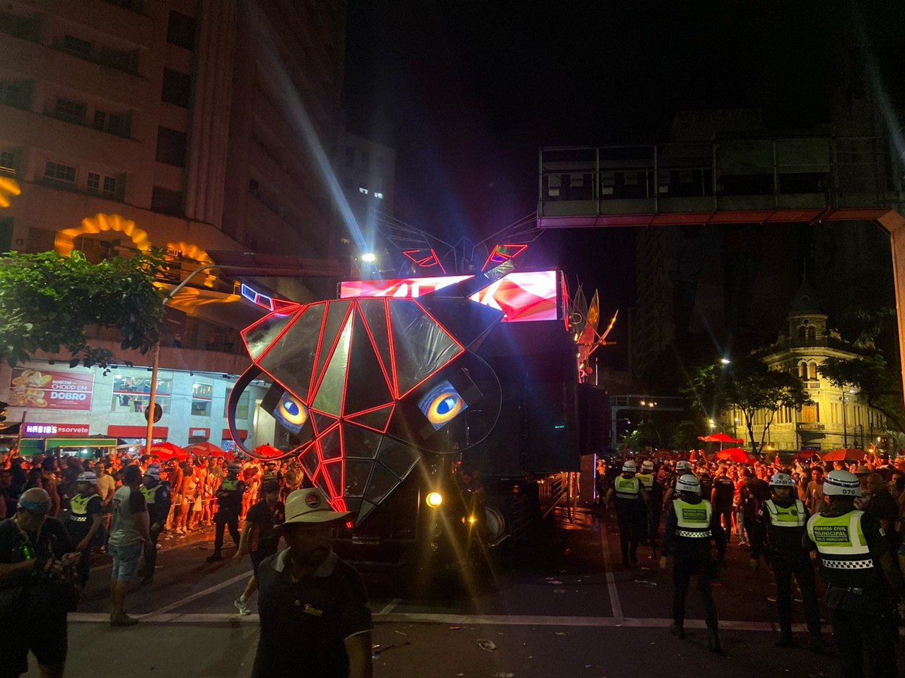 Trio do Alok ficou travado na avenida Afonso Pena