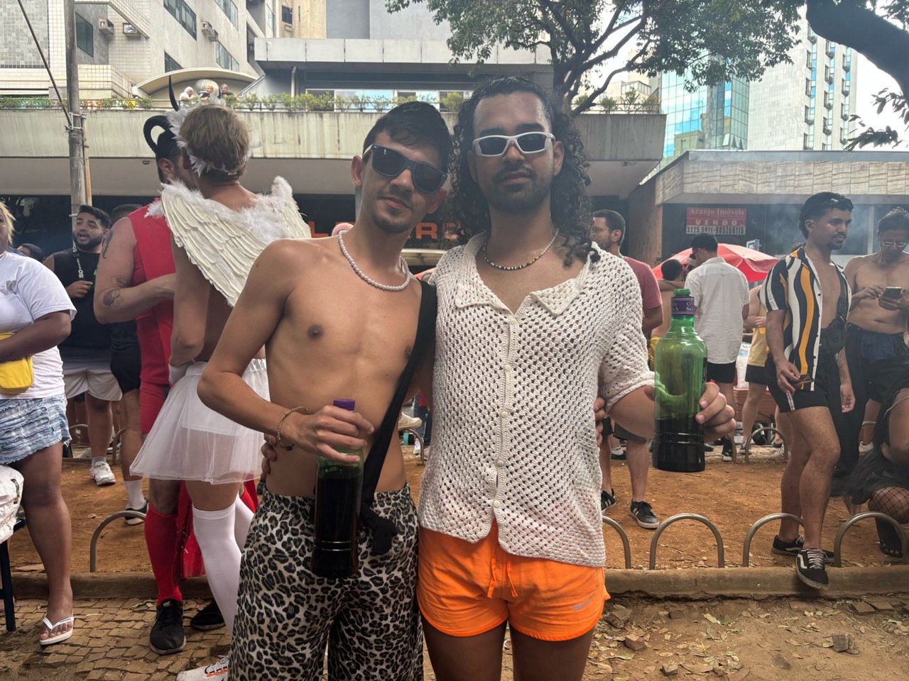 Pedro Rosado, 26, e Samuel Lacerda, 25, aguardam chegada da cantora Melody na Savassi