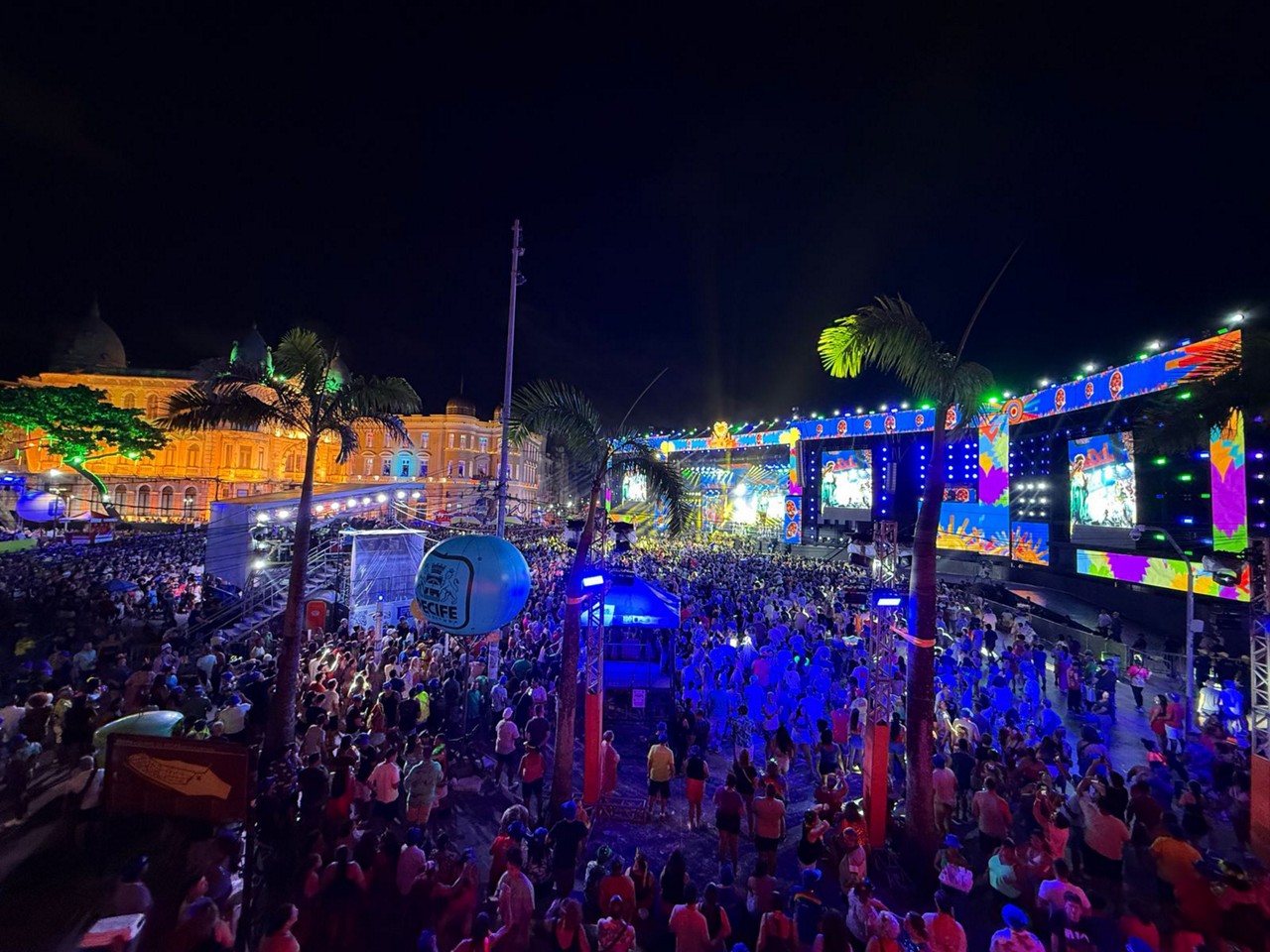 Carnaval de Recife arrasta multidão para o  Marco Zero, um dos principais pontos turísticos da cidade 